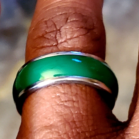 💥SALE 3 for $35💥 Emerald Green Enamel Band Ring - Picture 2 of 4
